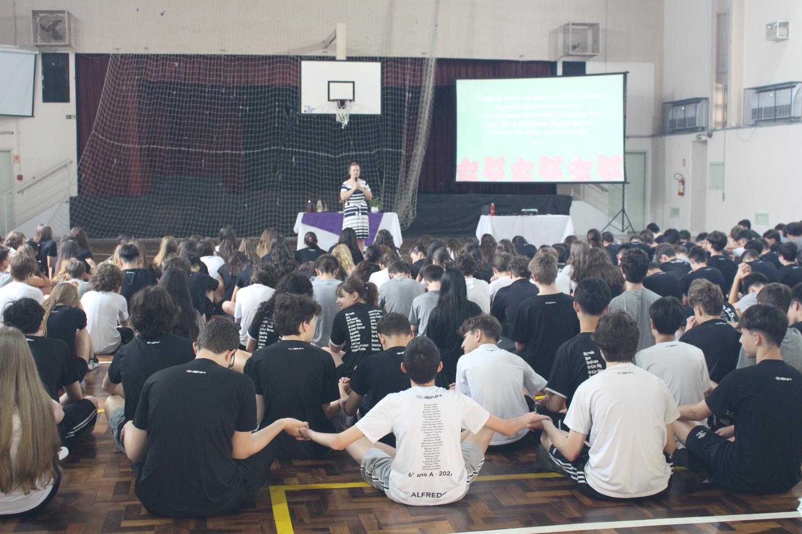  Estudantes participam de meditação natalina na Unidade Fundação Evangélica
