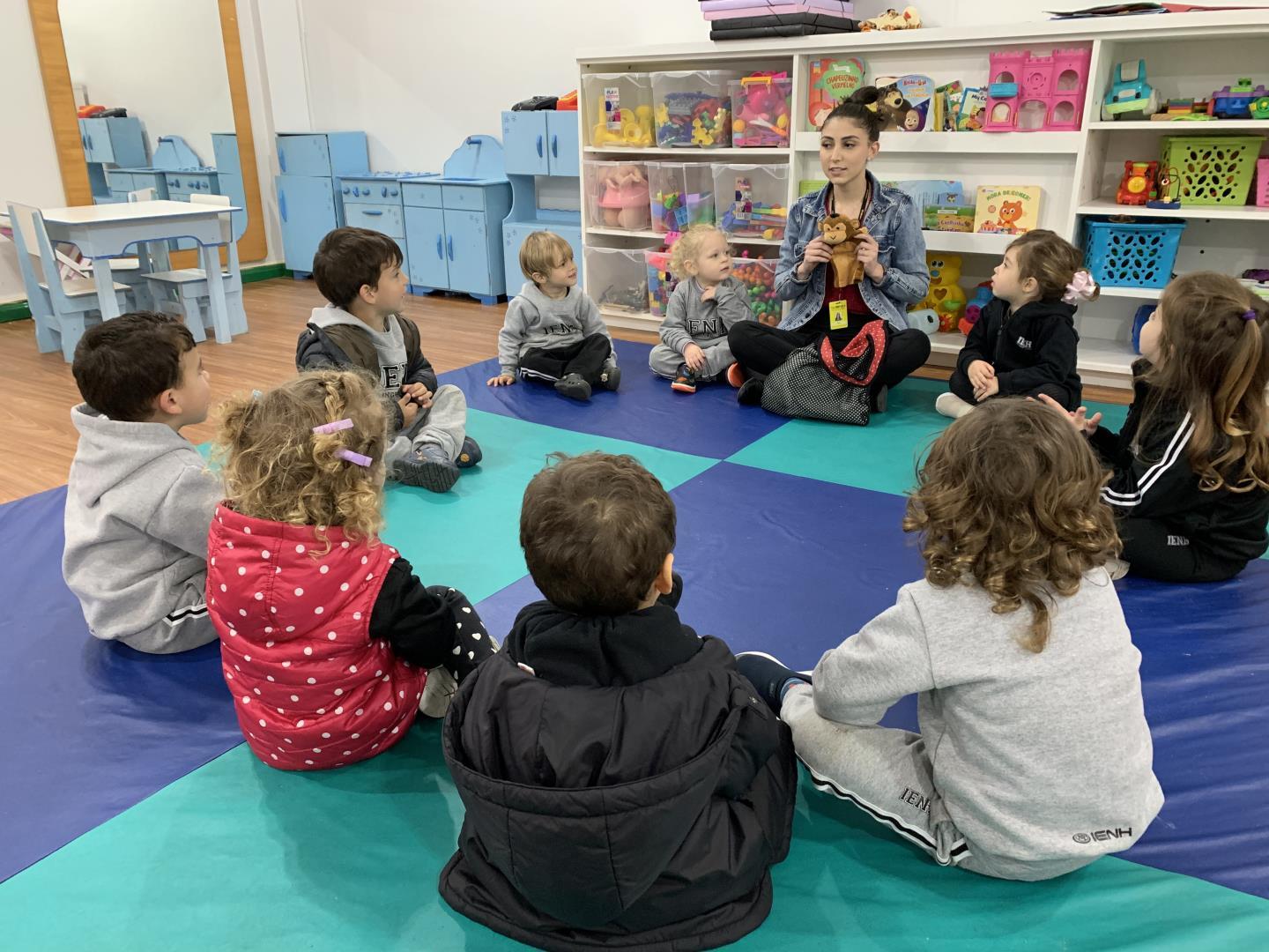 A partir de musical bag, turma do Nível 2B da Unidade Pindorama realiza atividade de musicalização