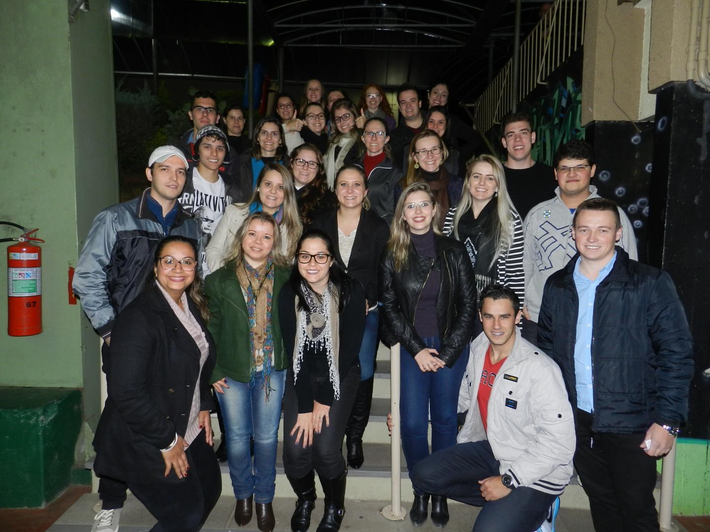 Acadêmicos da Faculdade IENH organizam flash mob para divulgar canais do Youtube criados em aula