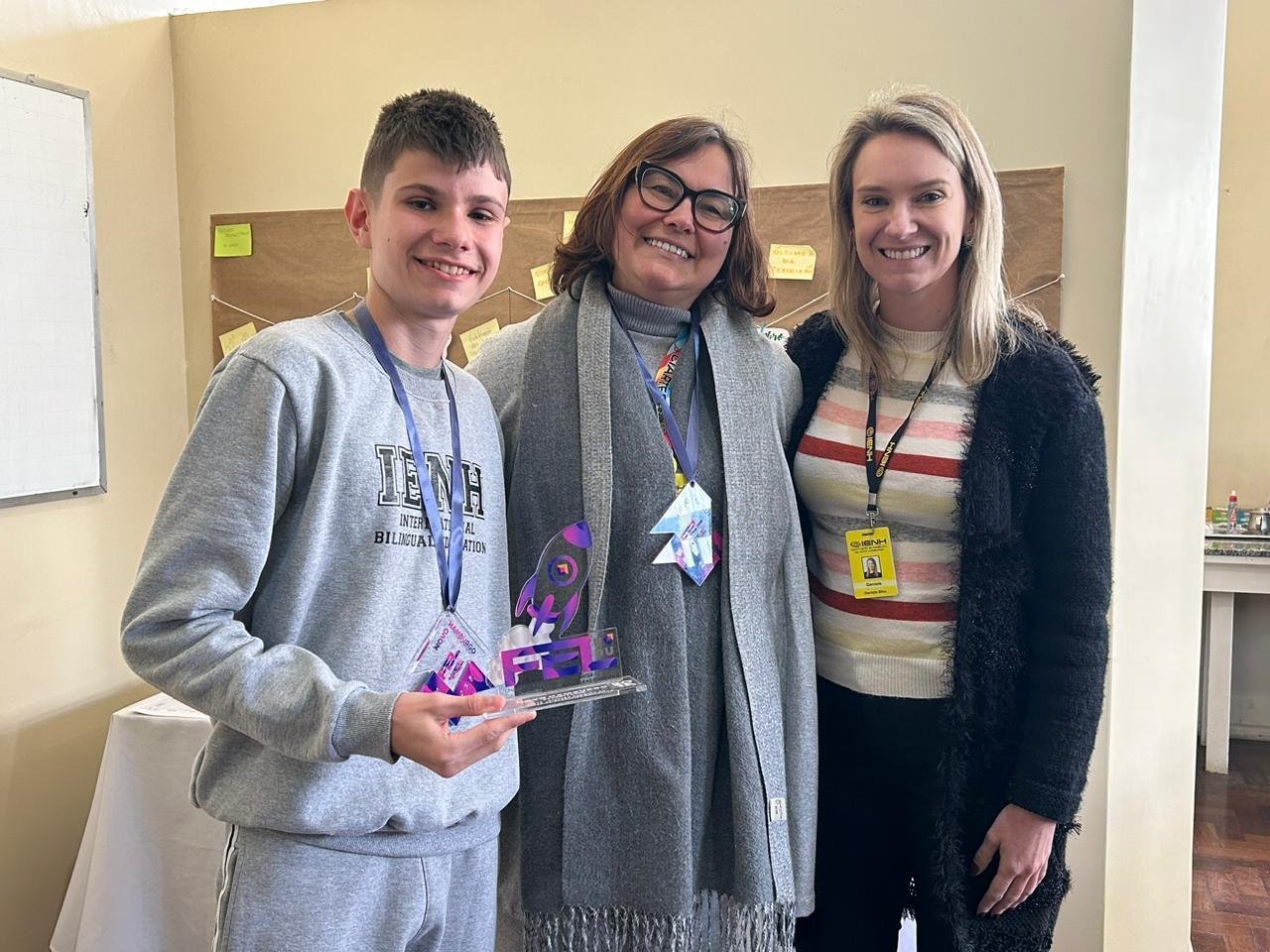 Aluno da IENH recebe reconhecimento no Fórum de Empreendedores Locais