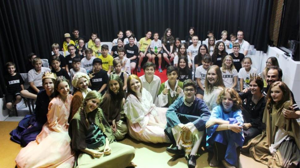 Alunos bilíngues apresentam peça teatral em inglês na Unidade