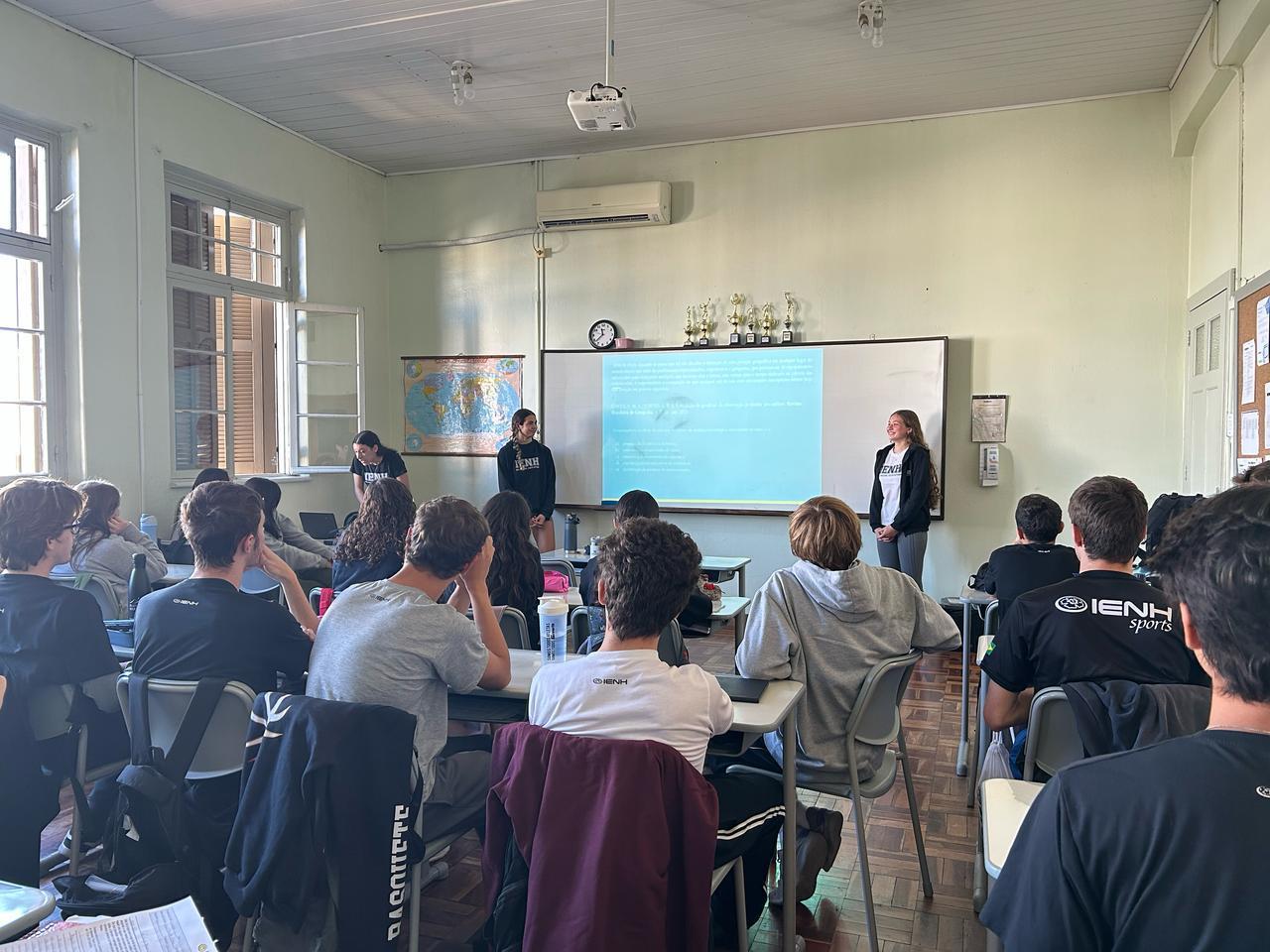 Alunos da 3rd grade A da Unidade Fundação Evangélica exploram questões de vestibular em aula prática