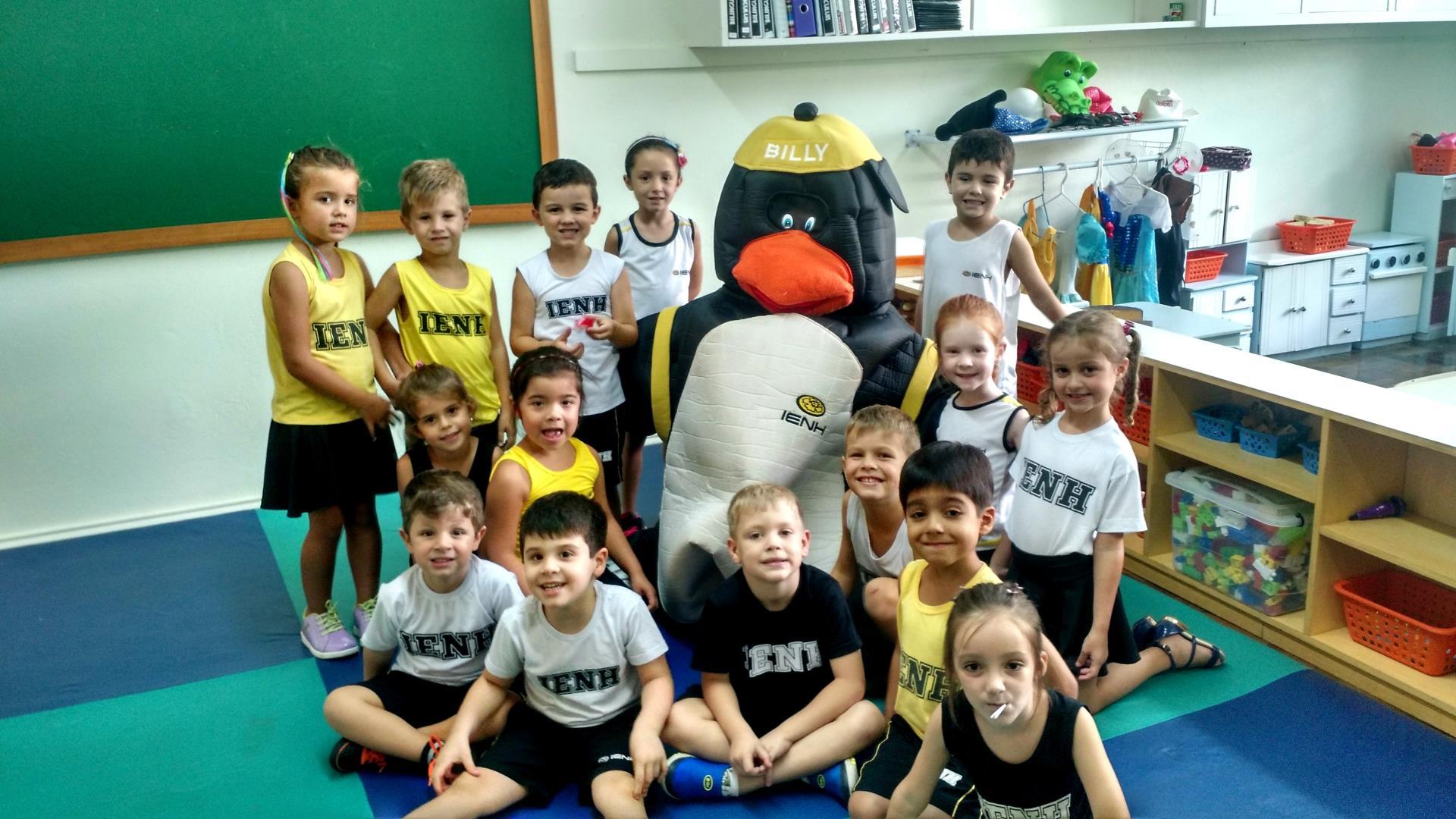 Alunos da Educação Infantil recebem a visita do mascote do Currículo Bilíngue da IENH