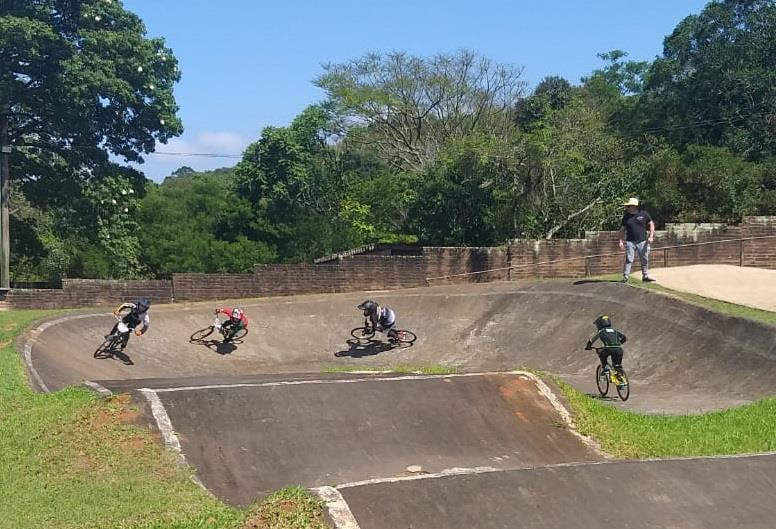 Alunos da IENH participam da Olimpíada Escolar na modalidade de Bicicross