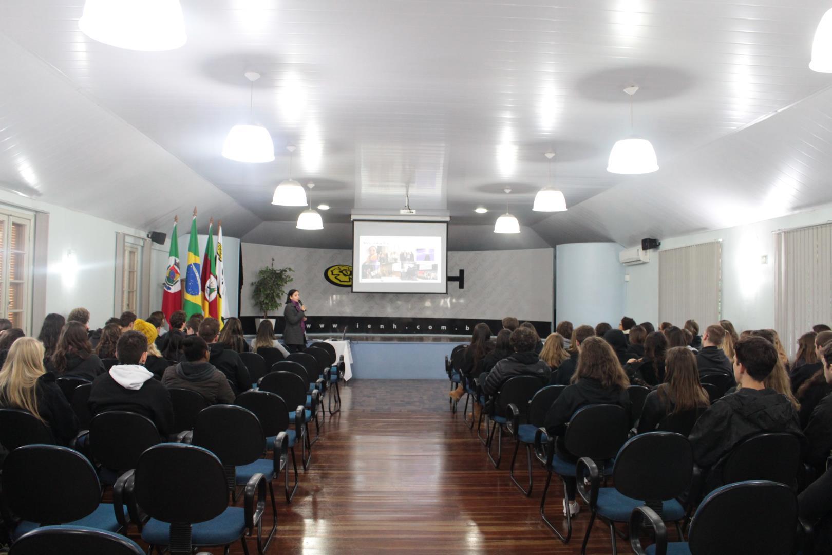 Alunos da IENH participam de palestra com estudante de faculdade do Oriente Médio