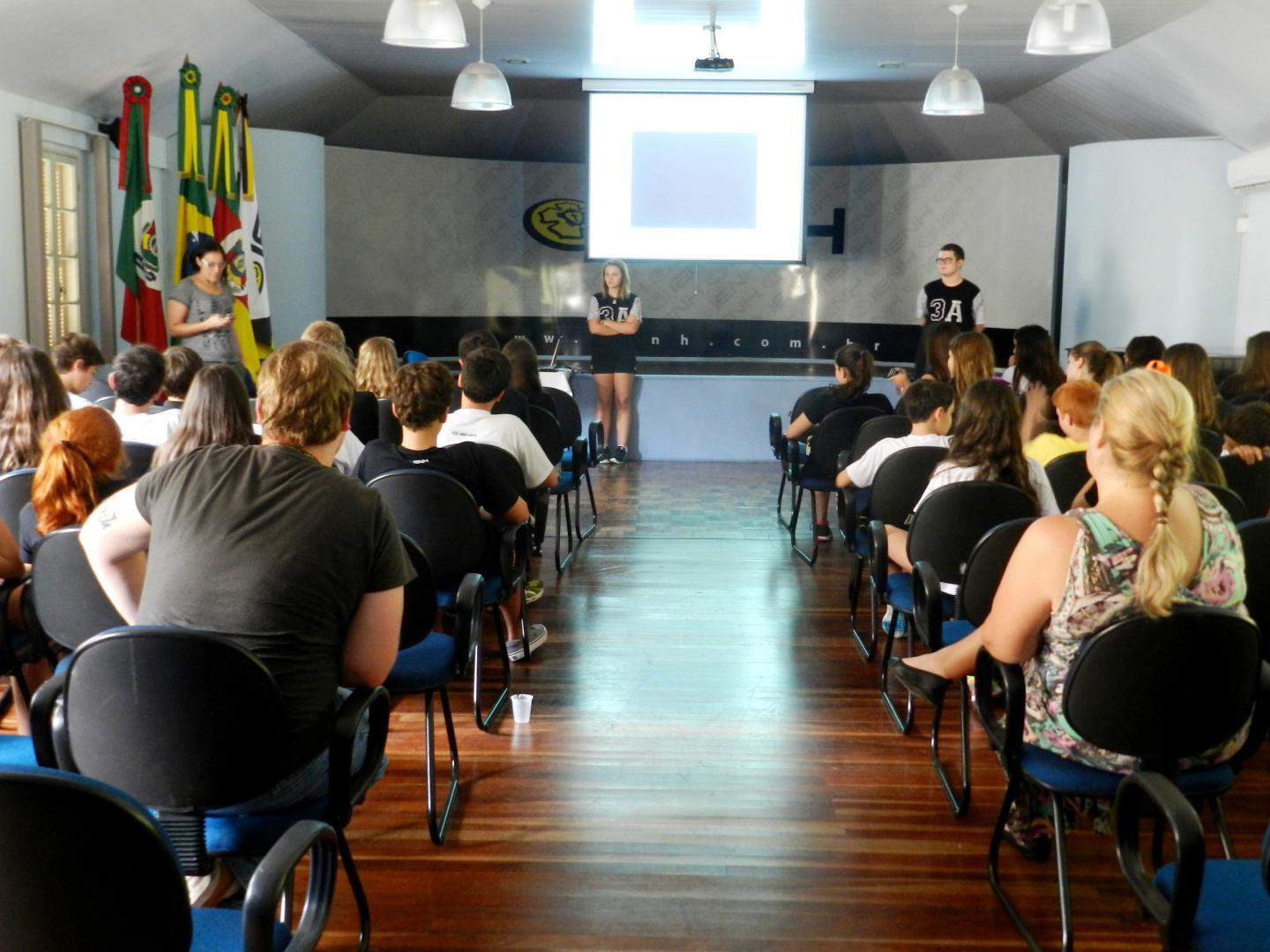 Alunos da IENH premiados em feiras científicas compartilham experiências em momentos inspiradores 