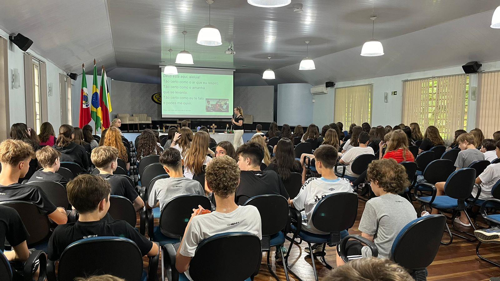 Alunos da IENH tiveram momento de meditação Natalina