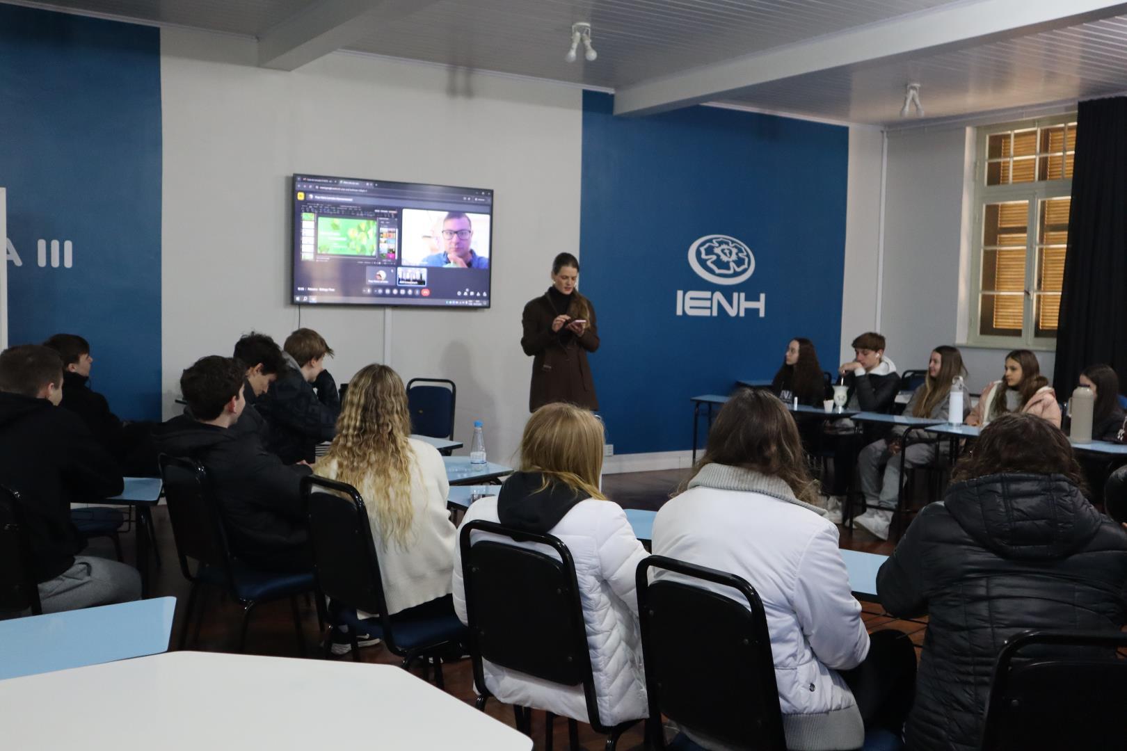 Alunos da Unidade Fundação Evangélica participam de palestra online