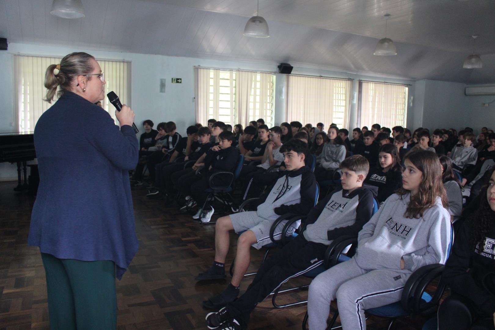 Alunos da Unidade Fundação Evangélica participam de palestra sobre riscos das Redes Sociais