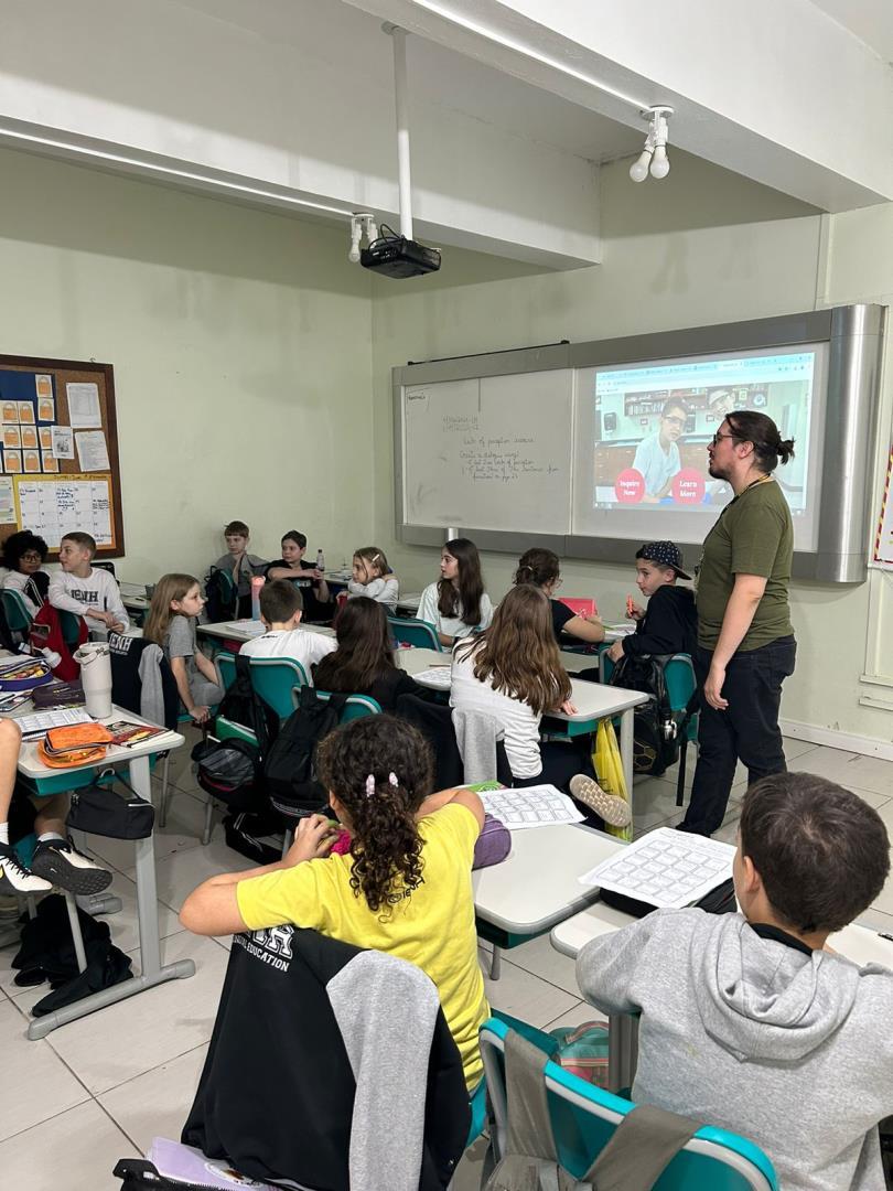 Alunos da Unidade Oswaldo Cruz recebem moradora dos EUA em sala de aula