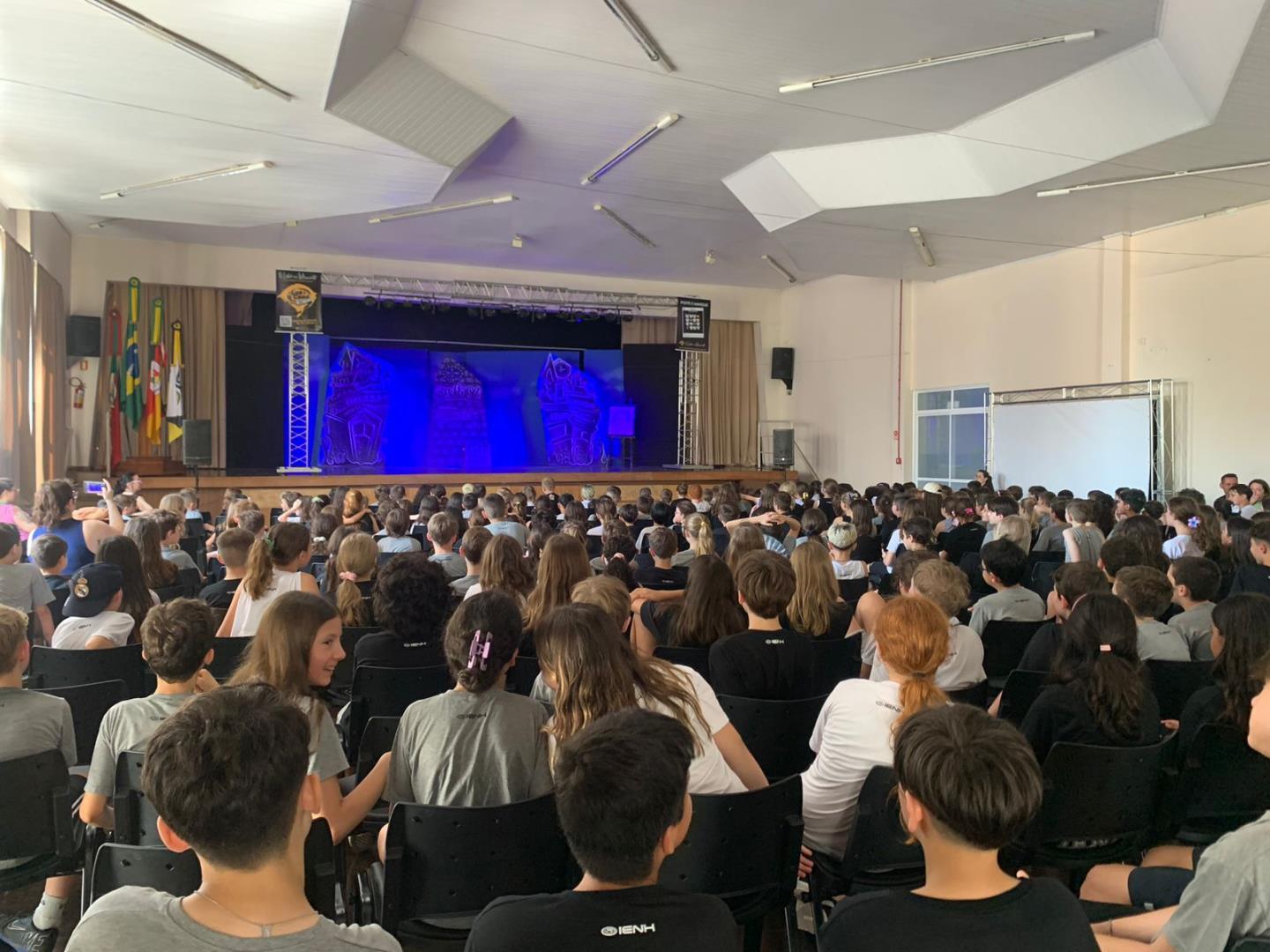 Alunos da Unidade Oswaldo Cruz se divertem ao assistir peças teatrais 