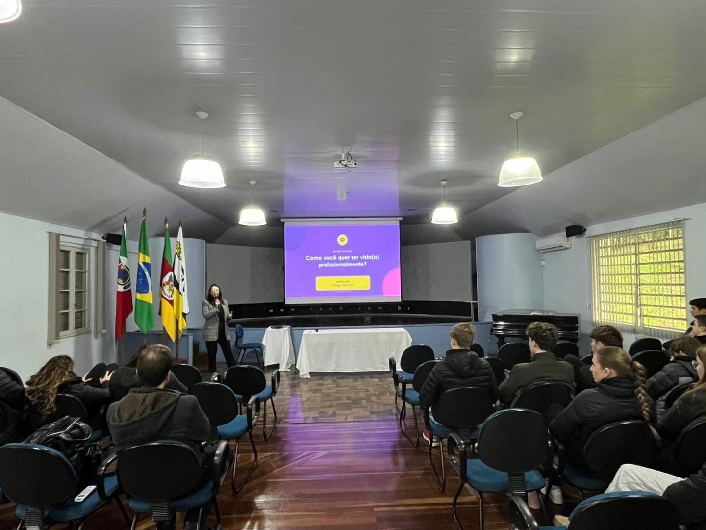 Alunos das 3ª séries do Ensino Médio refletem sobre carreira e identidade profissional