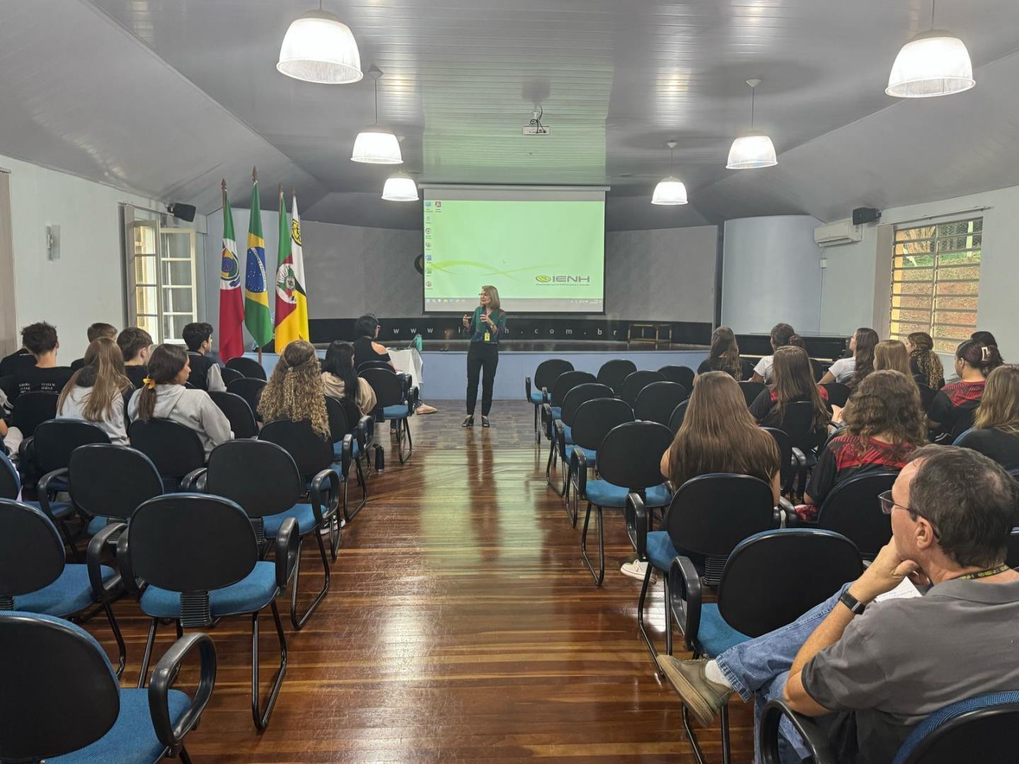 Alunos das turmas de 2nd grade participam do Seminário Um Olhar para o Outro