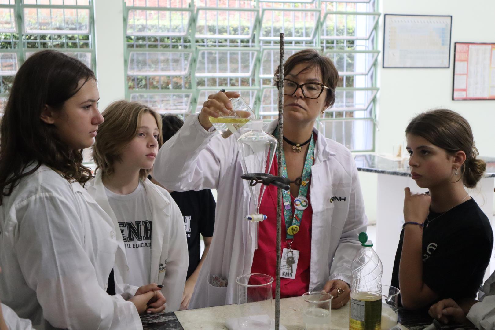 Alunos do 7ºs anos da Unidade Fundação Evangélica vivenciam práticas laboratoriais