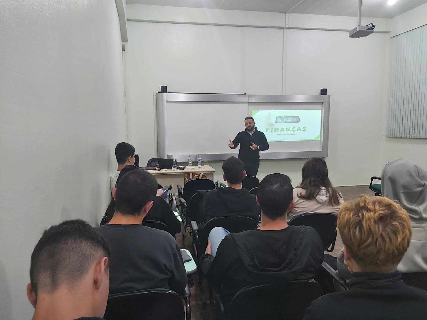 Alunos do Curso Técnico em Administração têm palestra com Bruno da Silva Gaeski