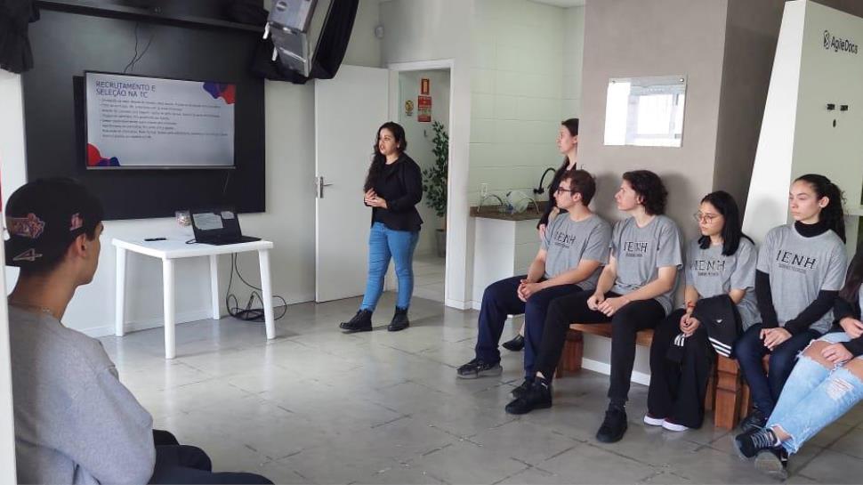 Alunos do Técnico em Informática da IENH realizam Visita Técnica à Testing Company