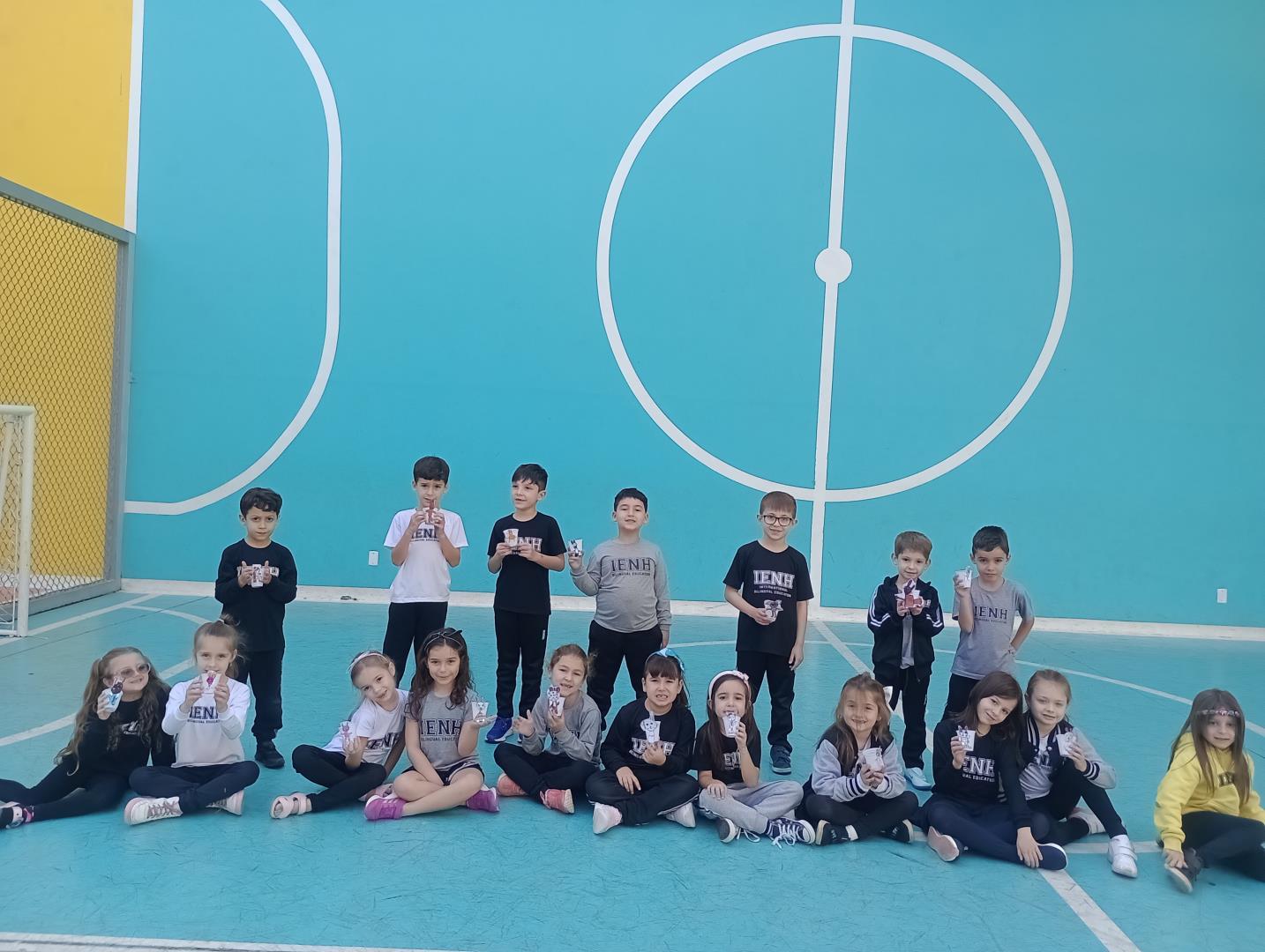 Alunos do Year 1C da Unidade Oswaldo Cruz criam jogo dos coelhos para aprender matemática 