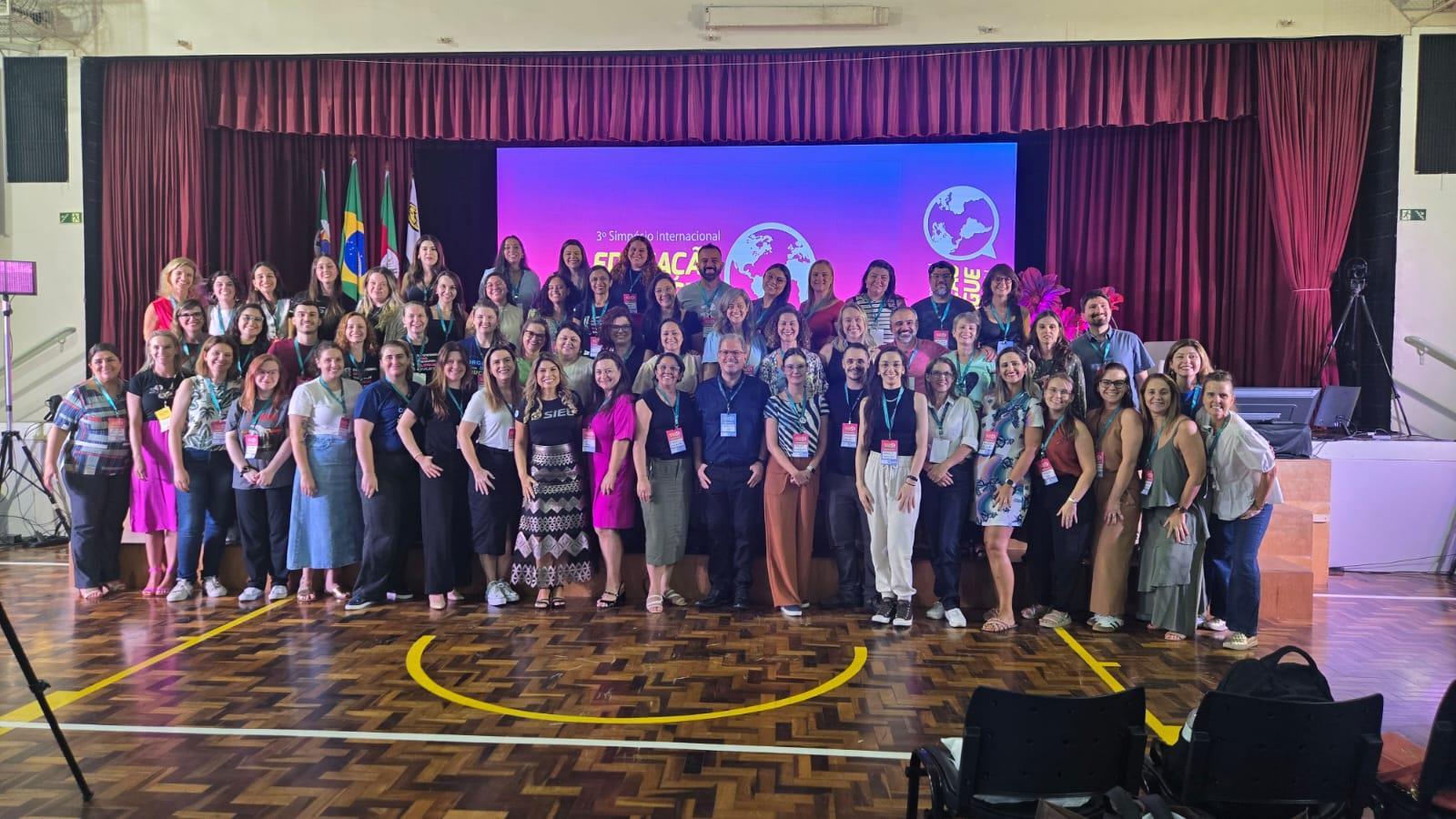 Alunos dos cursos de pós-graduação e extensão em educação bilíngue marcaram presença no 3º SIEB Alunos dos cursos de pós-graduação e extensão em educação bilíngue marcaram presença no 3º SIEB