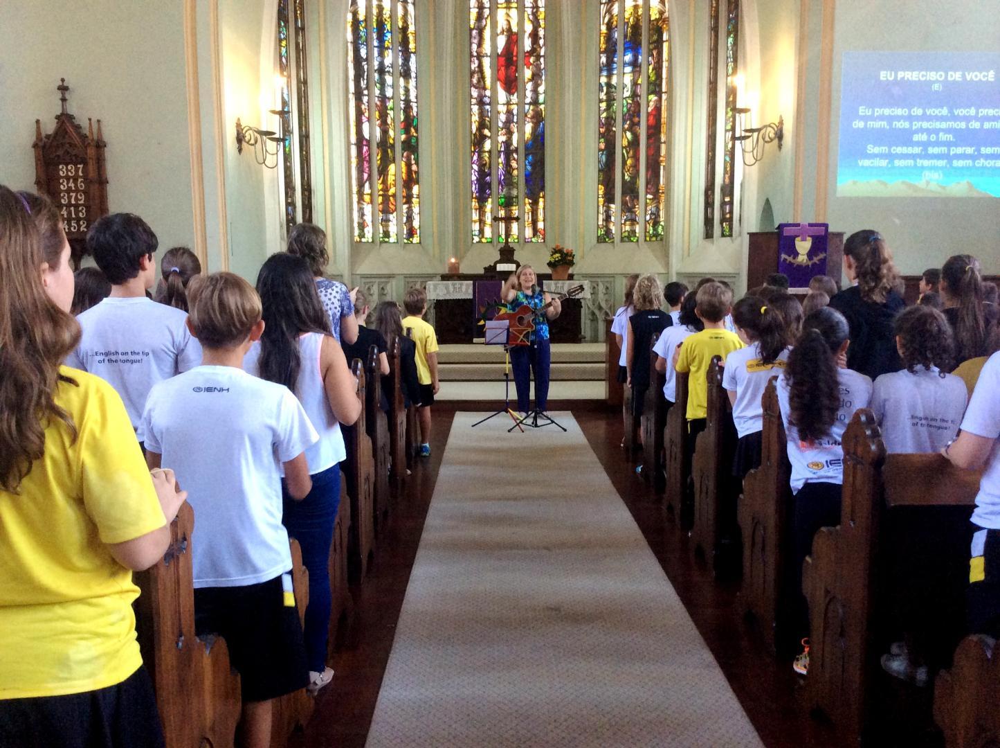 Alunos participam de Culto com tema "Pela Graça de Deus, Livres Para Cuidar"