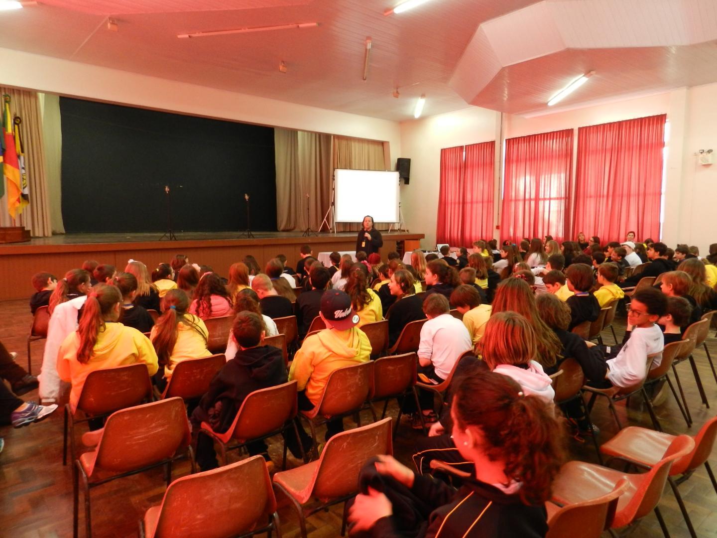 Alunos participam de palestra sobre eleições