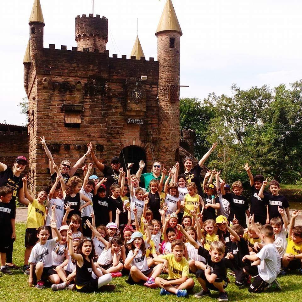 Alunos realizam passeio de estudos ao Castelo Kebach