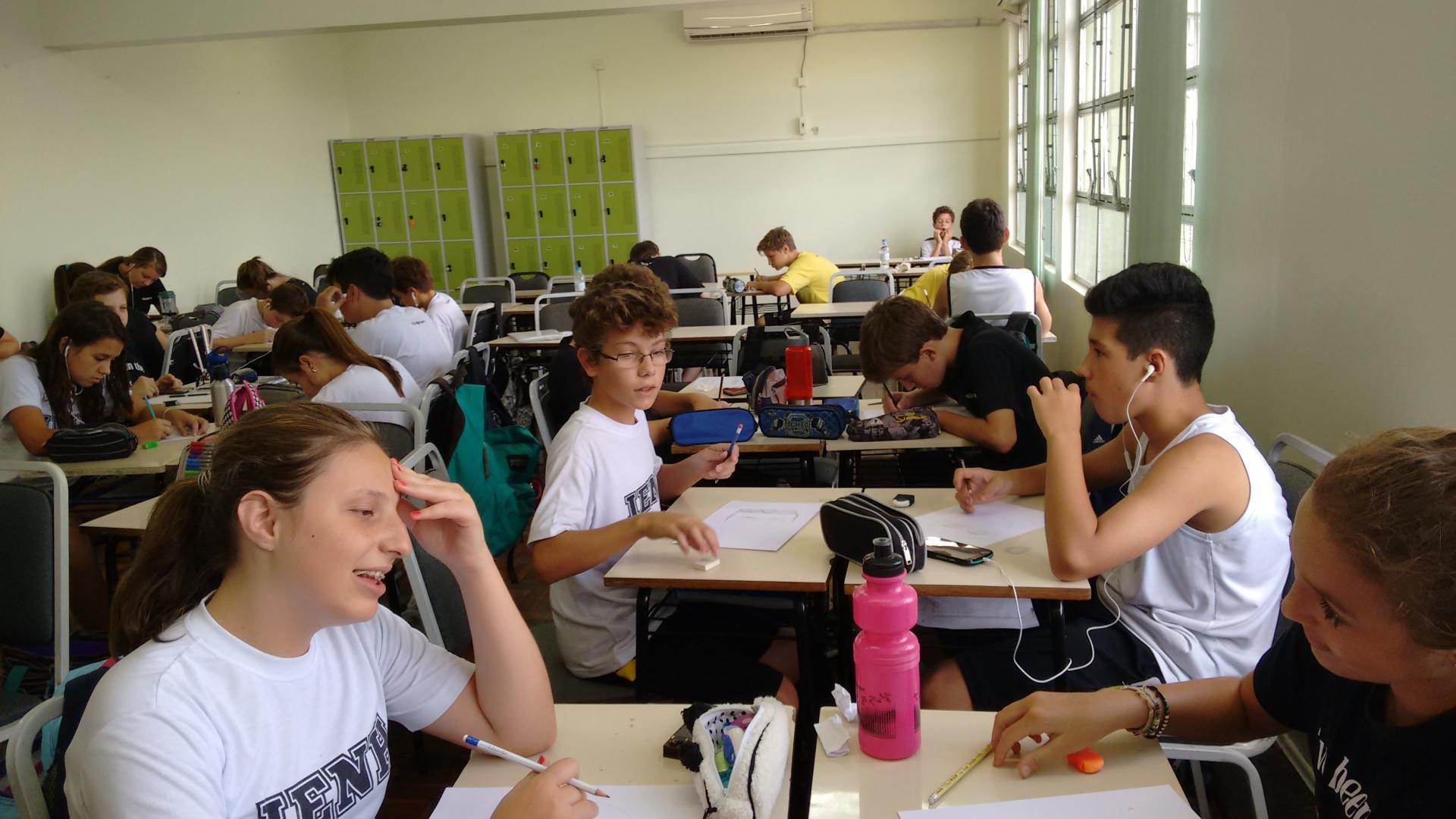 Alunos trabalham luz e sombreamento no desenho de observação 