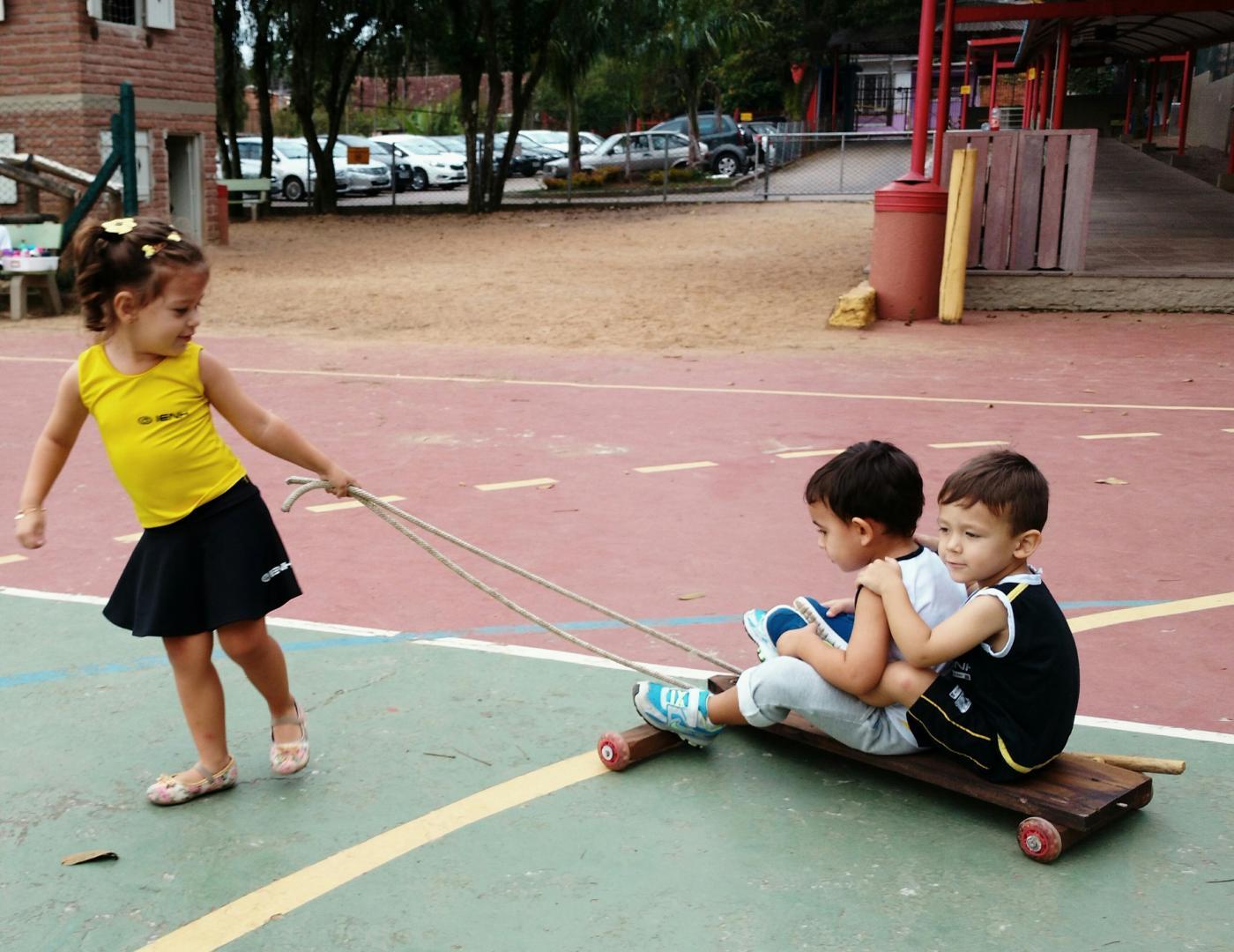 Alunos vivenciam brincadeiras com o "carrinho de lomba"