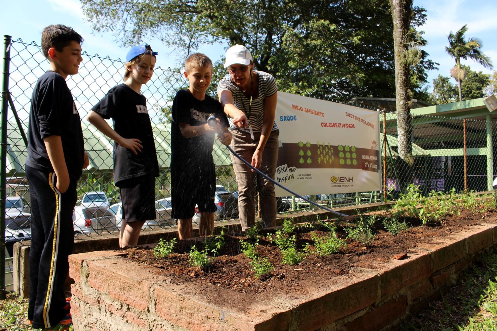 Aprendizado na prática: alunos constroem horta escolar e inauguram cisterna no Pindorama