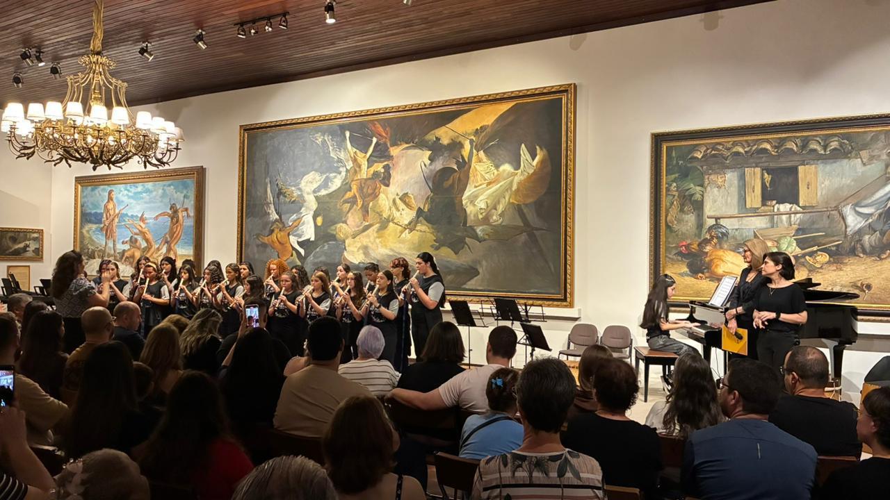 Arte em Movimento emociona a comunidade escolar com homenagens musicais