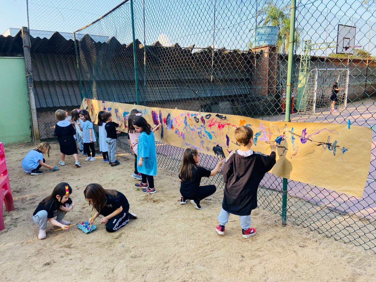 Atividade artística é desenvolvida por crianças do Nível 4B da Unidade Pindorama no pátio escolar