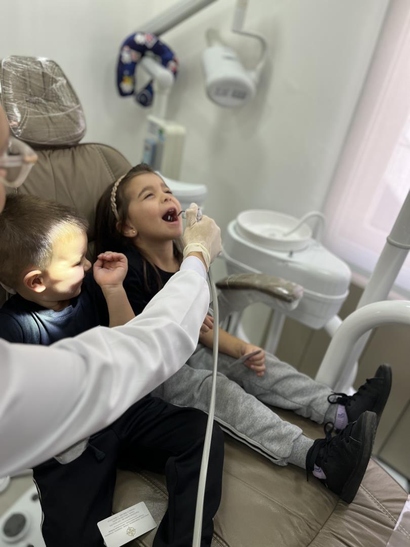 Atividade educativa introduz crianças da Unidade Oswaldo Cruz ao mundo dos dentistas