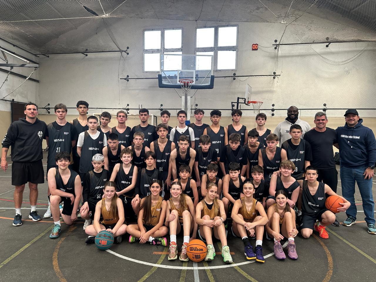 Atletas do Basquete da IENH vivem intercâmbio esportivo em Montevidéu Atletas do Basquete da IENH vivem intercâmbio esportivo em Montevidéu