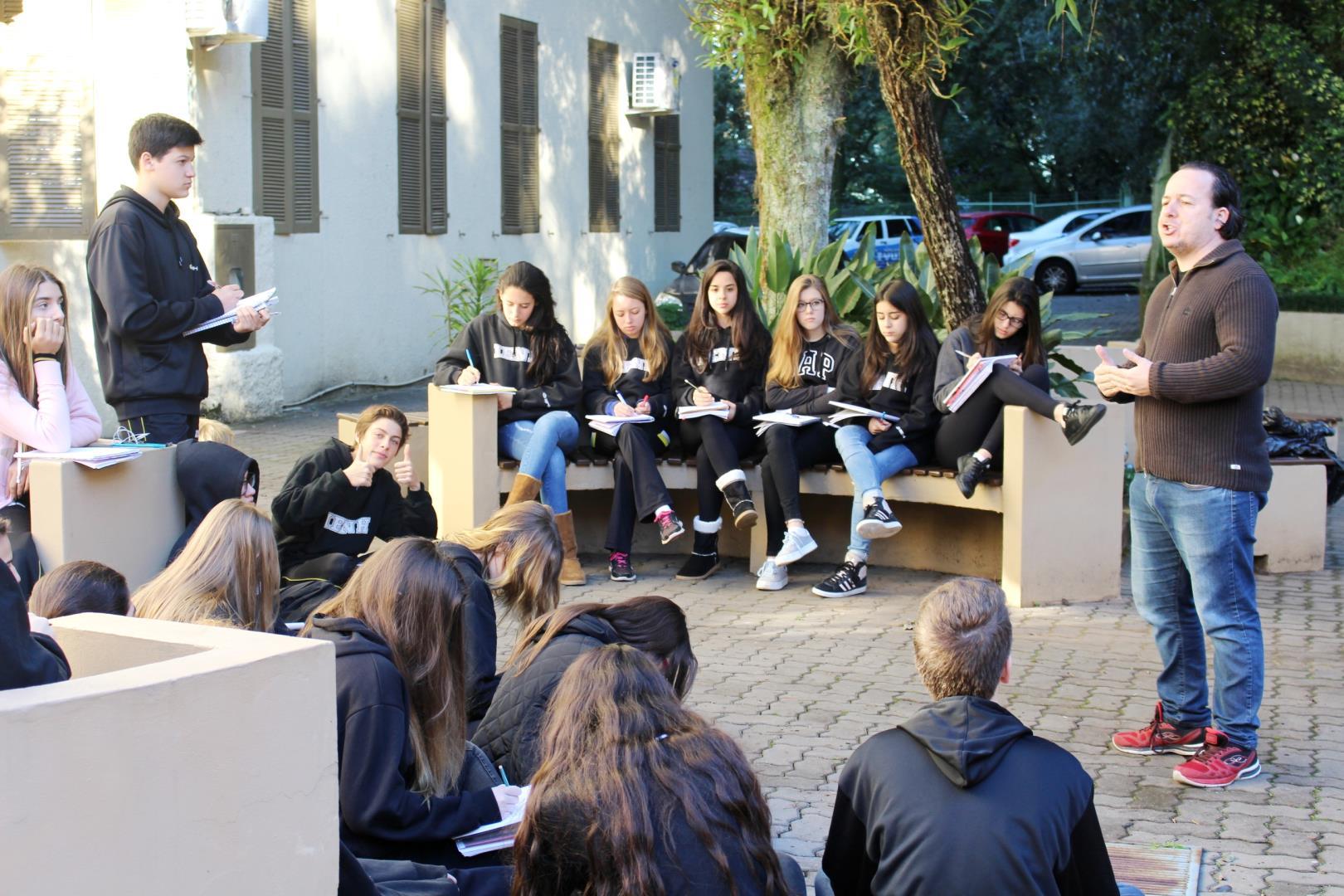 Aula ao ar livre para aprender sobre mitologia grega