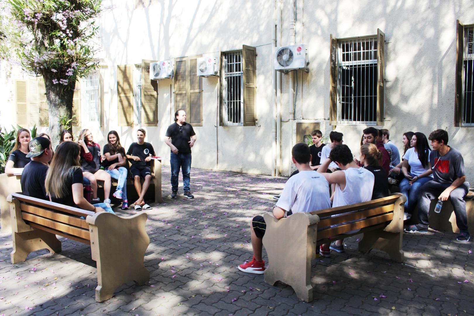 Aula de História ao ar livre na Fundação Evangélica