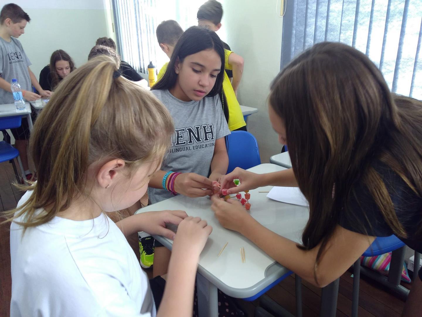 Aula de Programação no Currículo Bilíngue incentiva a persistência diante dos desafios