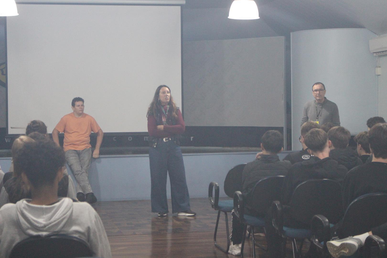 Aula inaugural do Cine IENH aborda o processo criativo com artista convidado