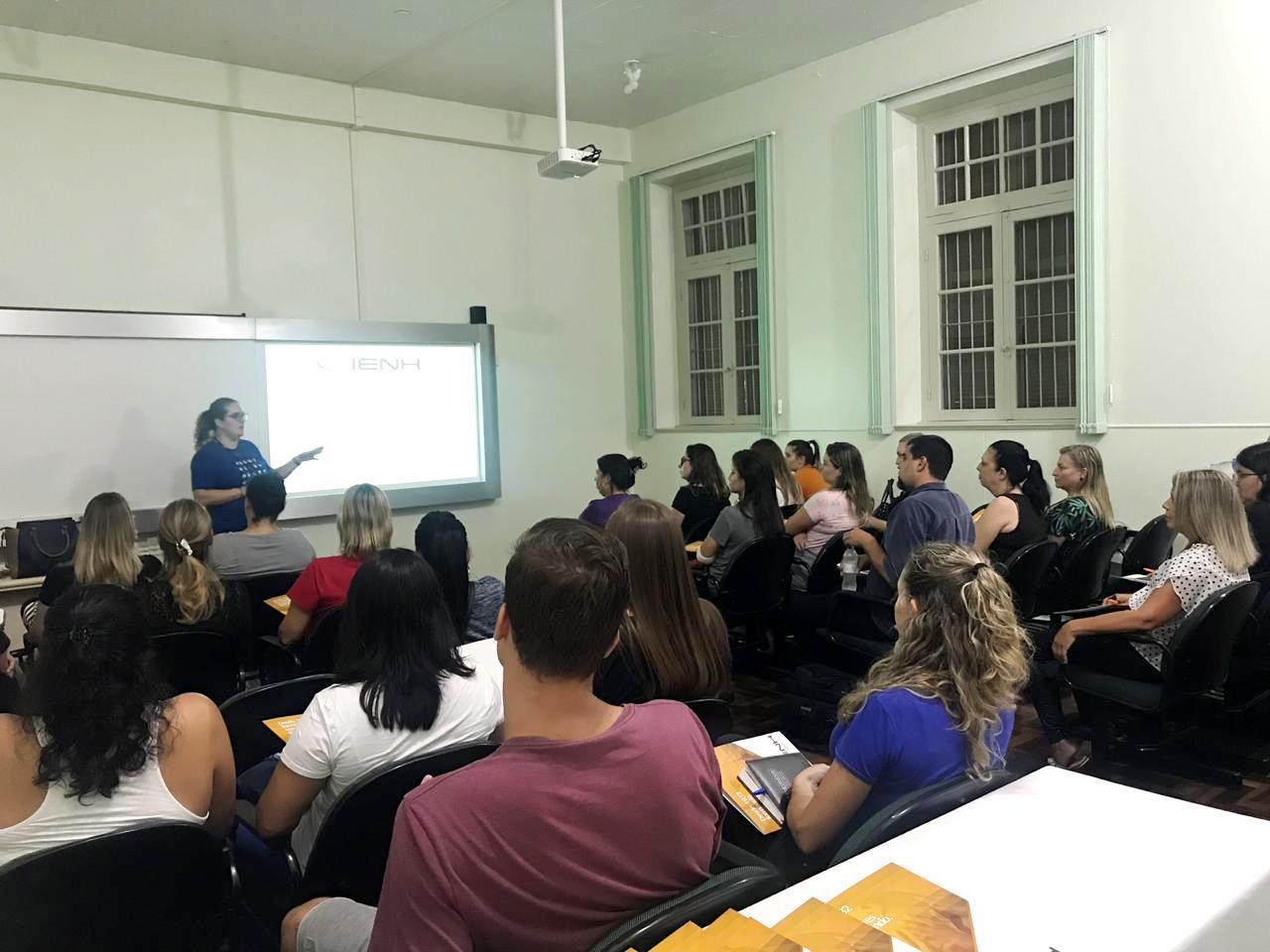 Aulas da formação gratuita em Libras iniciam na Faculdade IENH