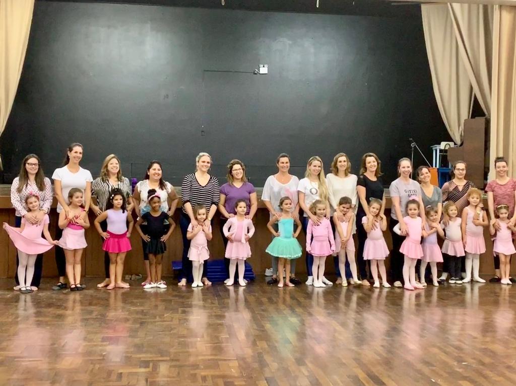 Aulas de dança têm participação de familiares das Unidades Pindorama e Oswaldo Cruz