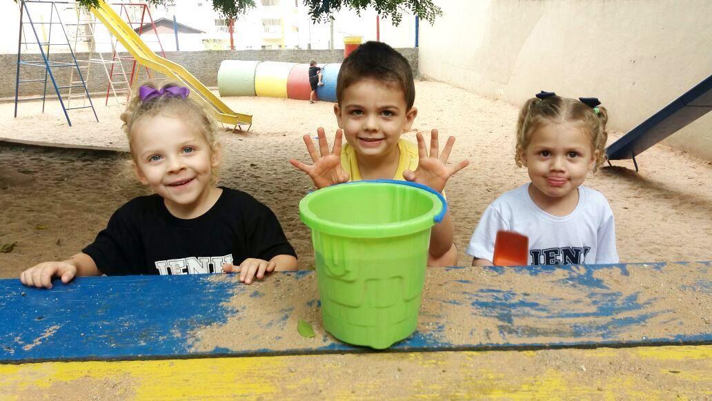 Bolhas de sabão, pinturas e muito mais nos primeiros dias de aula do Espaço Brincar e Criar