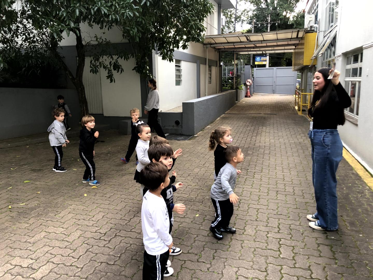 Brincadeira em inglês estimula atenção e aprendizagem do Kindergarten 3B da Unidade Pindorama 