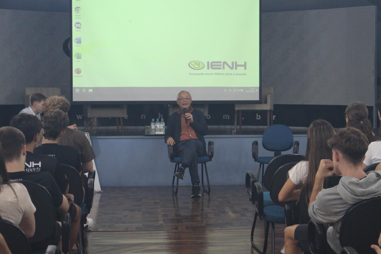 CEO do Columbia College visita a IENH e reforça parceria internacional