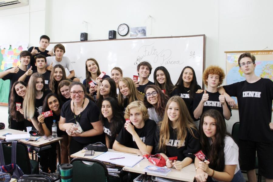 Coelhinho visita alunos e professores da Fundação Evangélica