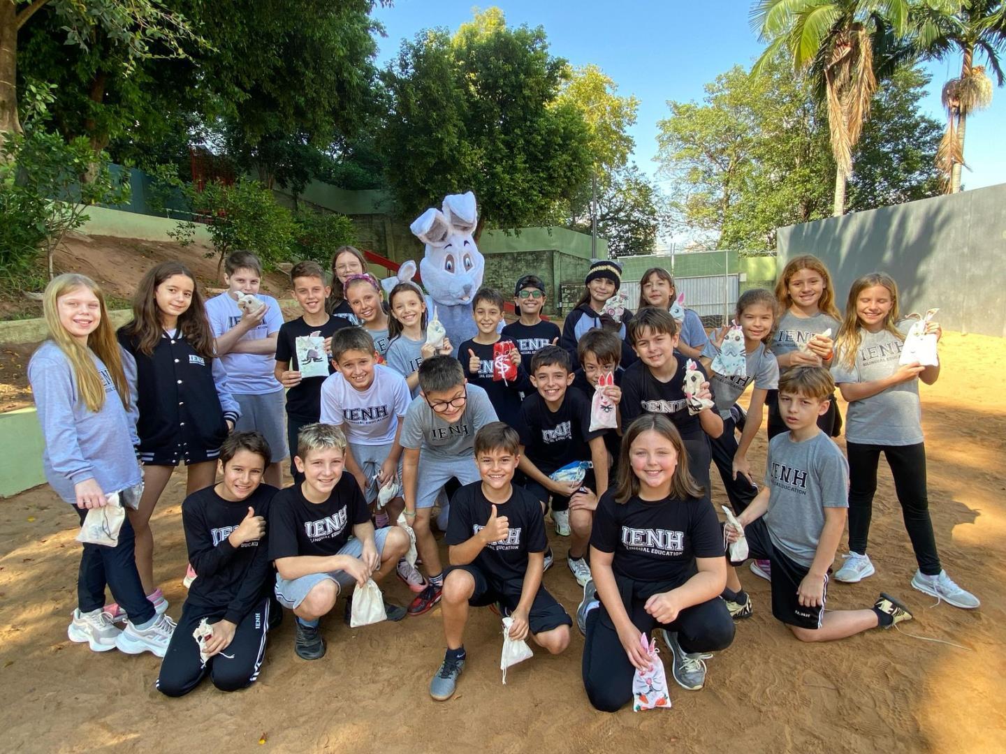 Coelhos visitam e encantam os alunos da IENH