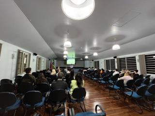 Comunidade escolar da Unidade Fundação Evangélica participa de reunião com a Daqui Pra Fora