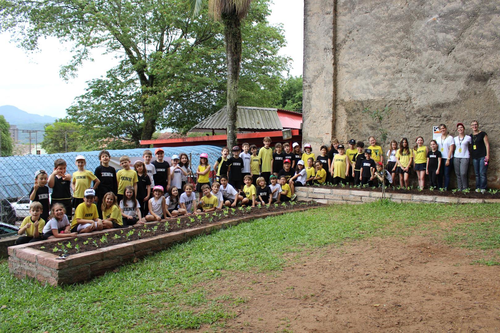 Construção de horta escolar para inspirar práticas saudáveis e sustentáveis