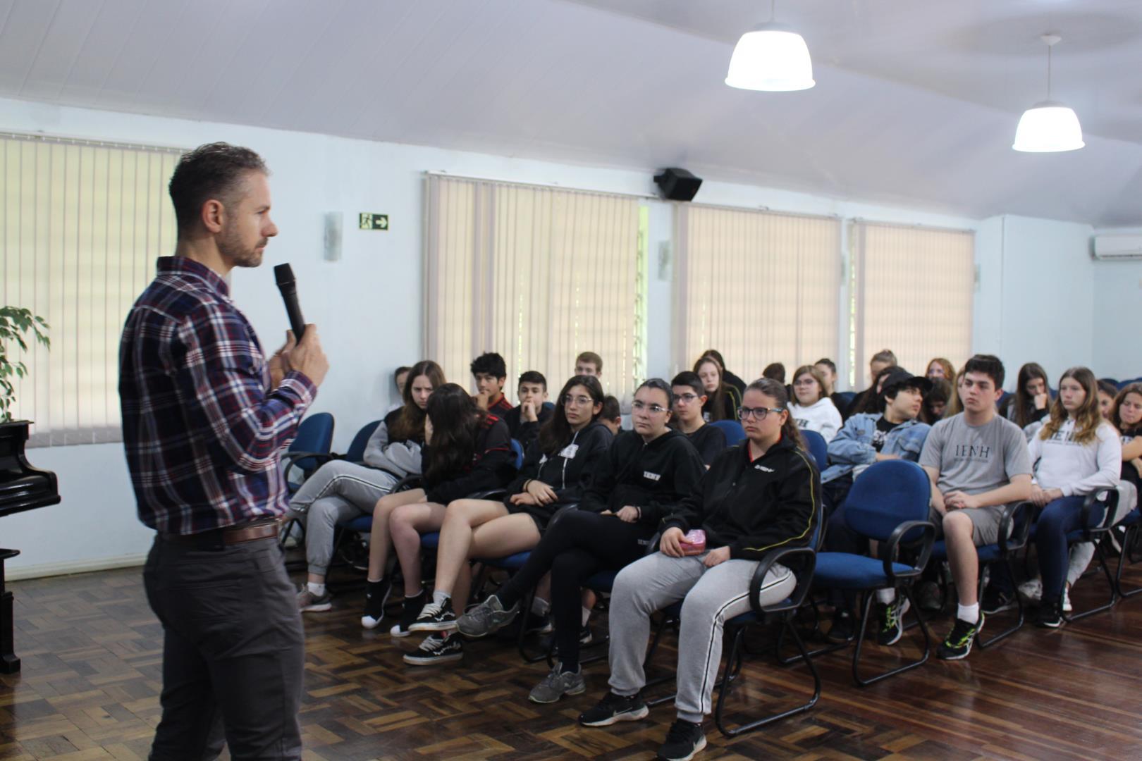 Conversa sobre a questão jurídica no país ocorre em proposta interdisciplinar na IENH