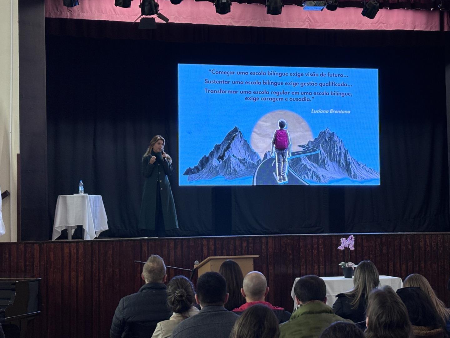 Coordenadora do Currículo Internacional Bilíngue da IENH participa de evento da Rede Sinodal