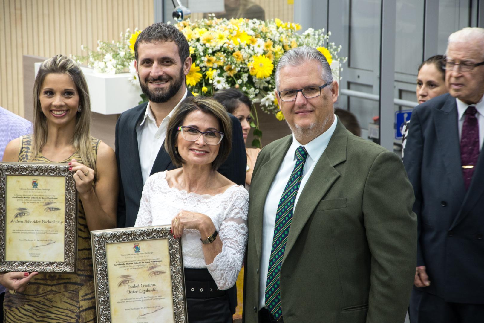 Coordenadora dos Programas Socioambientais da IENH é homenageada e recebe certificado Mulher Cidadã 