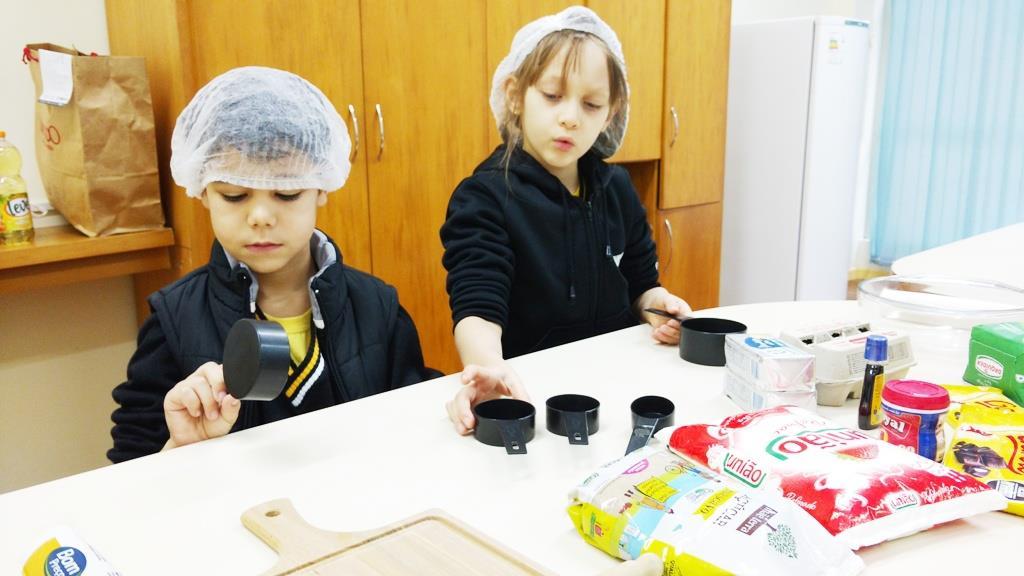 Cozinhando e aprendendo sobre medidas no Espaço Brincar e Criar