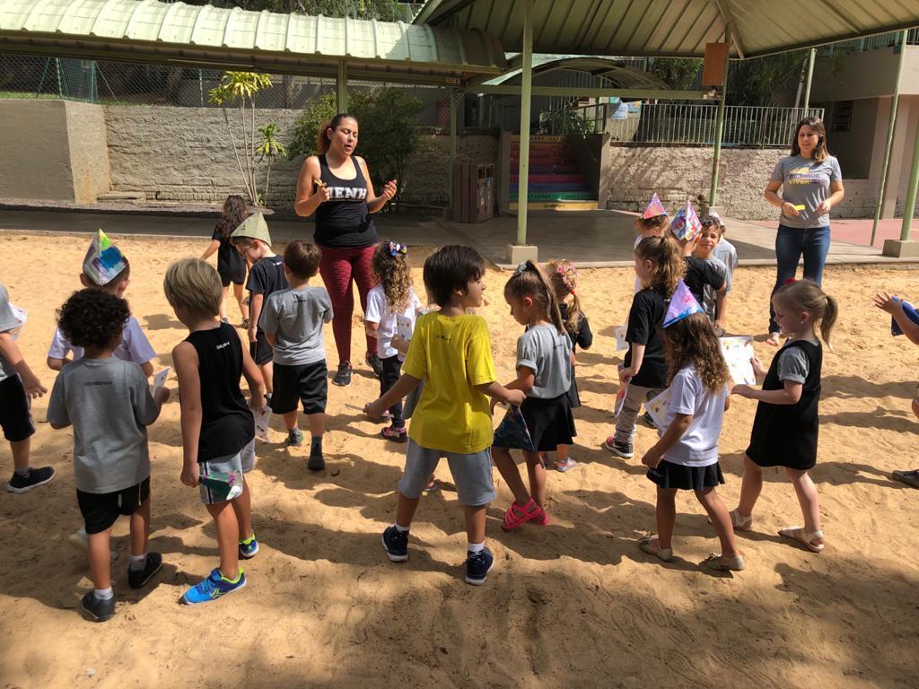 Crianças do Currículo Bilíngue realizam tour pela Unidade Pindorama para explorar a língua inglesa